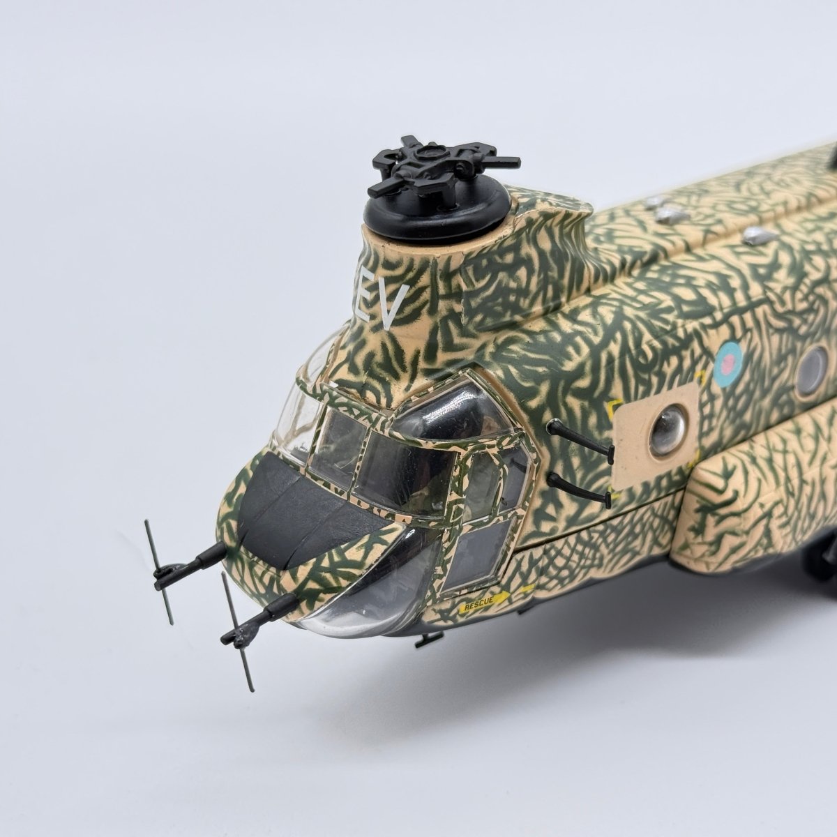 Corgi AA34209 1:72 Boeing Chinook HC.Mk 1 RAF No.7 & 18 Sqns Bravo Two Zero Saudi Arabia 1991 - Corgi