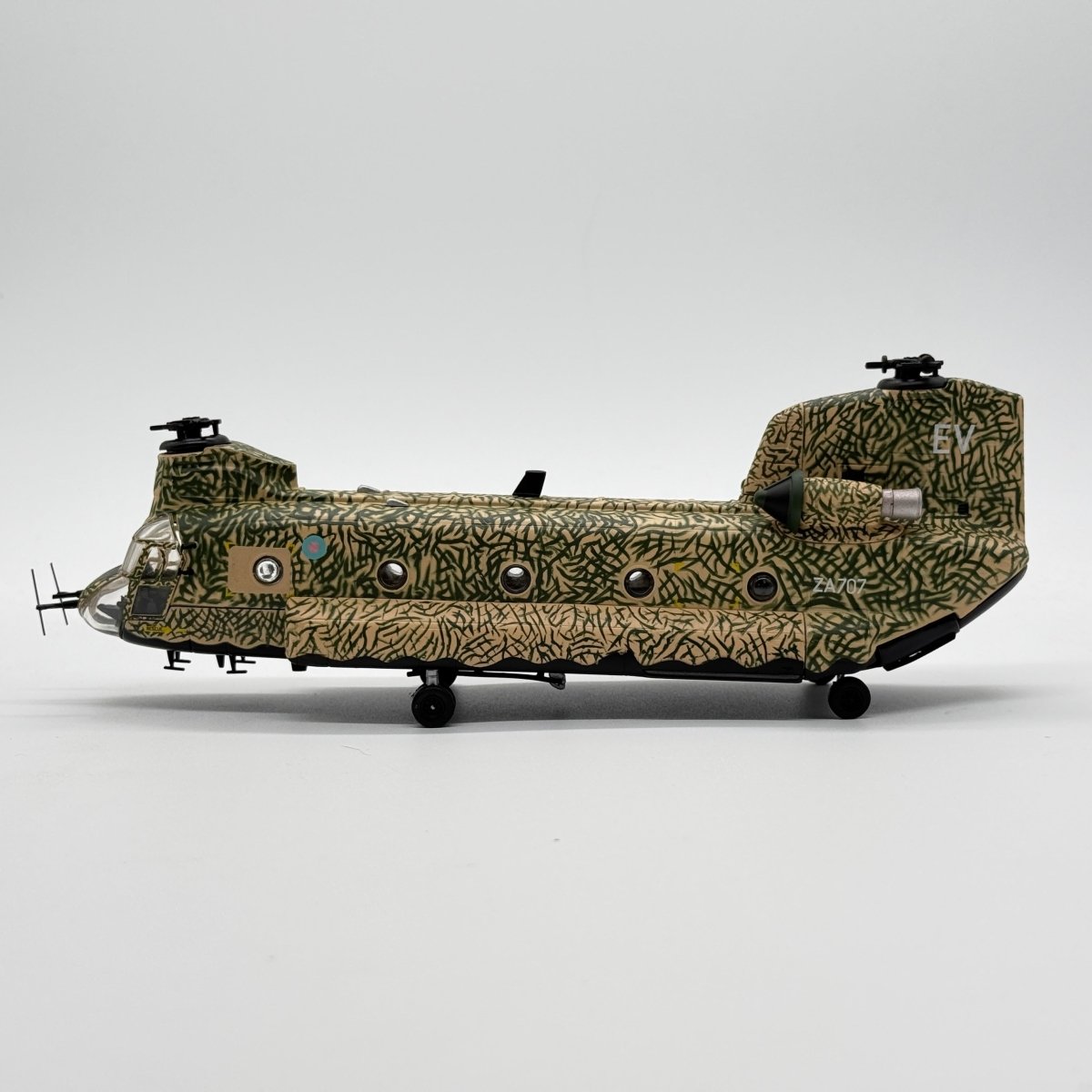 Corgi AA34209 1:72 Boeing Chinook HC.Mk 1 RAF No.7 & 18 Sqns Bravo Two Zero Saudi Arabia 1991 - Corgi