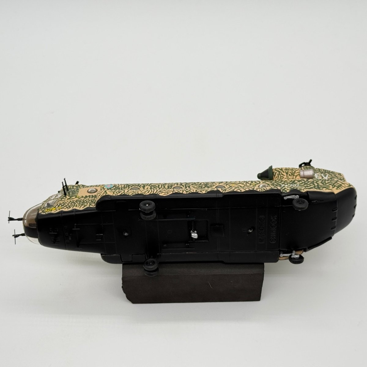 Corgi AA34209 1:72 Boeing Chinook HC.Mk 1 RAF No.7 & 18 Sqns Bravo Two Zero Saudi Arabia 1991 - Corgi