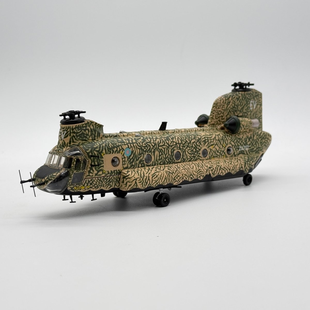 Corgi AA34209 1:72 Boeing Chinook HC.Mk 1 RAF No.7 & 18 Sqns Bravo Two Zero Saudi Arabia 1991 - Corgi