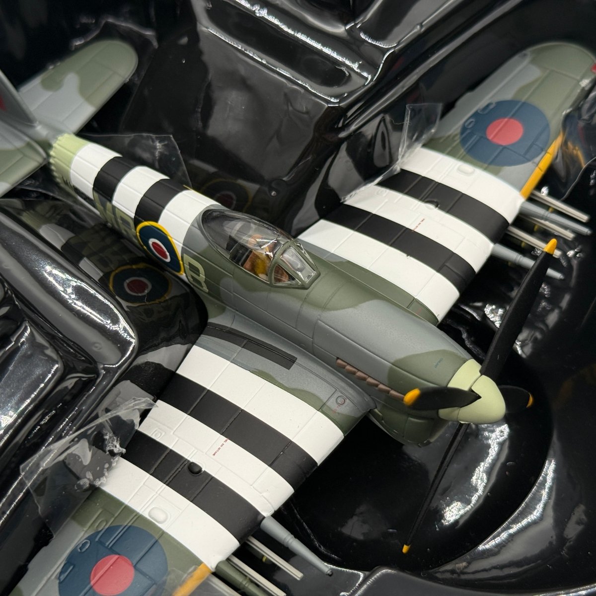 Corgi AA36512 1:72 Hawker Typhoon Mk I RAF No.245 Northern Rhodesian Sqn D-Day England 1944 - Corgi