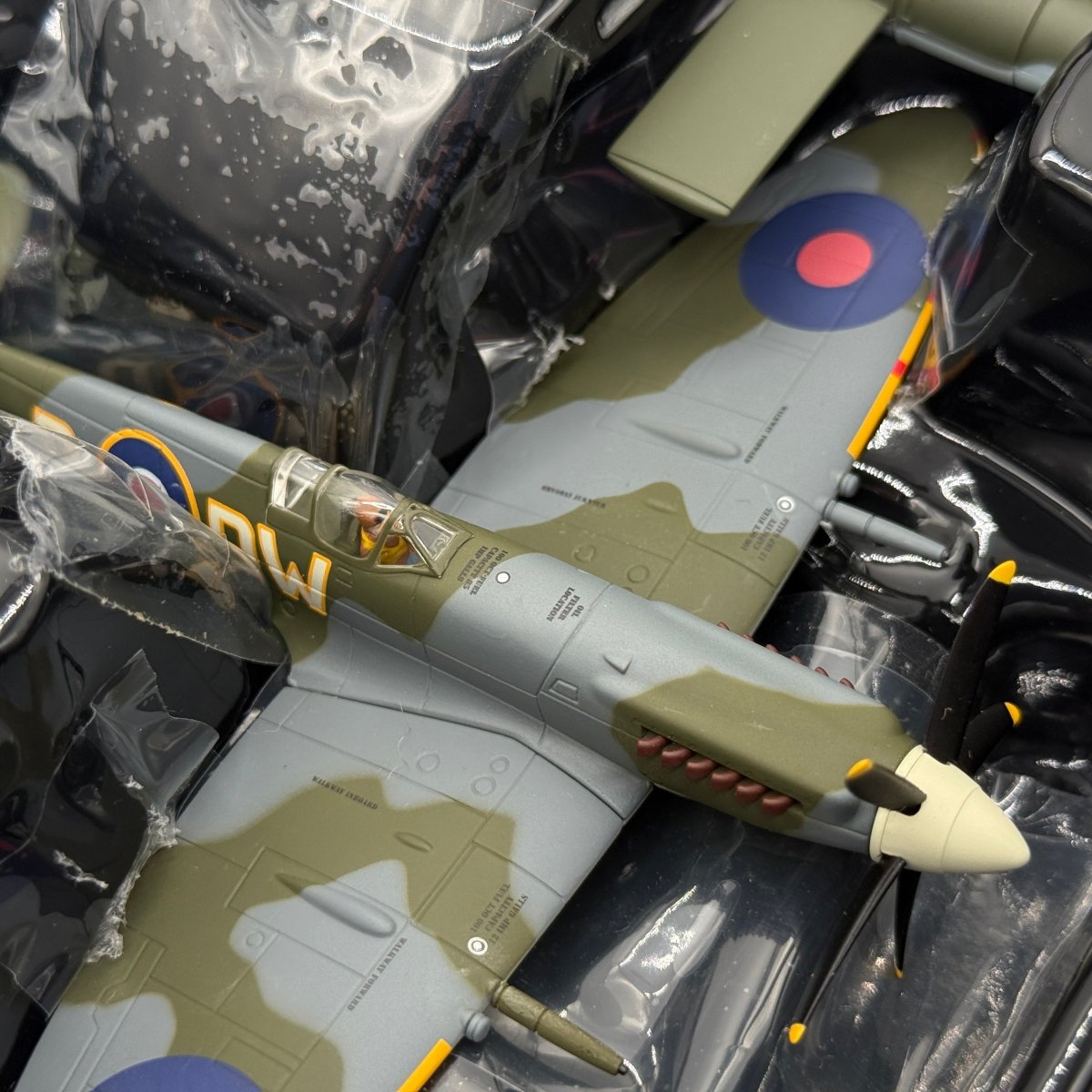 Corgi AA38703 1:72 Supermarine Spitfire Mk XIV RAF No.610 Sqn RB159 Richard Newbery V-1 1944 - Corgi