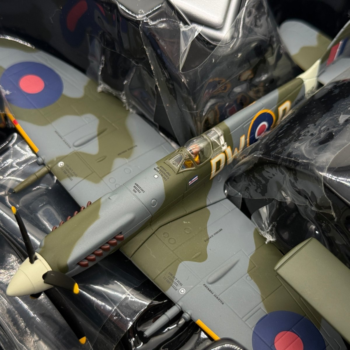 Corgi AA38703 1:72 Supermarine Spitfire Mk XIV RAF No.610 Sqn RB159 Richard Newbery V-1 1944 - Corgi