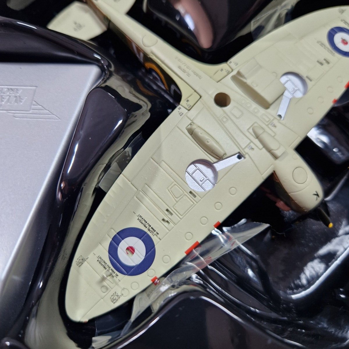 Corgi Aviation Archive 1:72 Supermarine Spitfire MKII P7350 Geoffrey Wellum 92 Squadron RAF AA39203 - Corgi