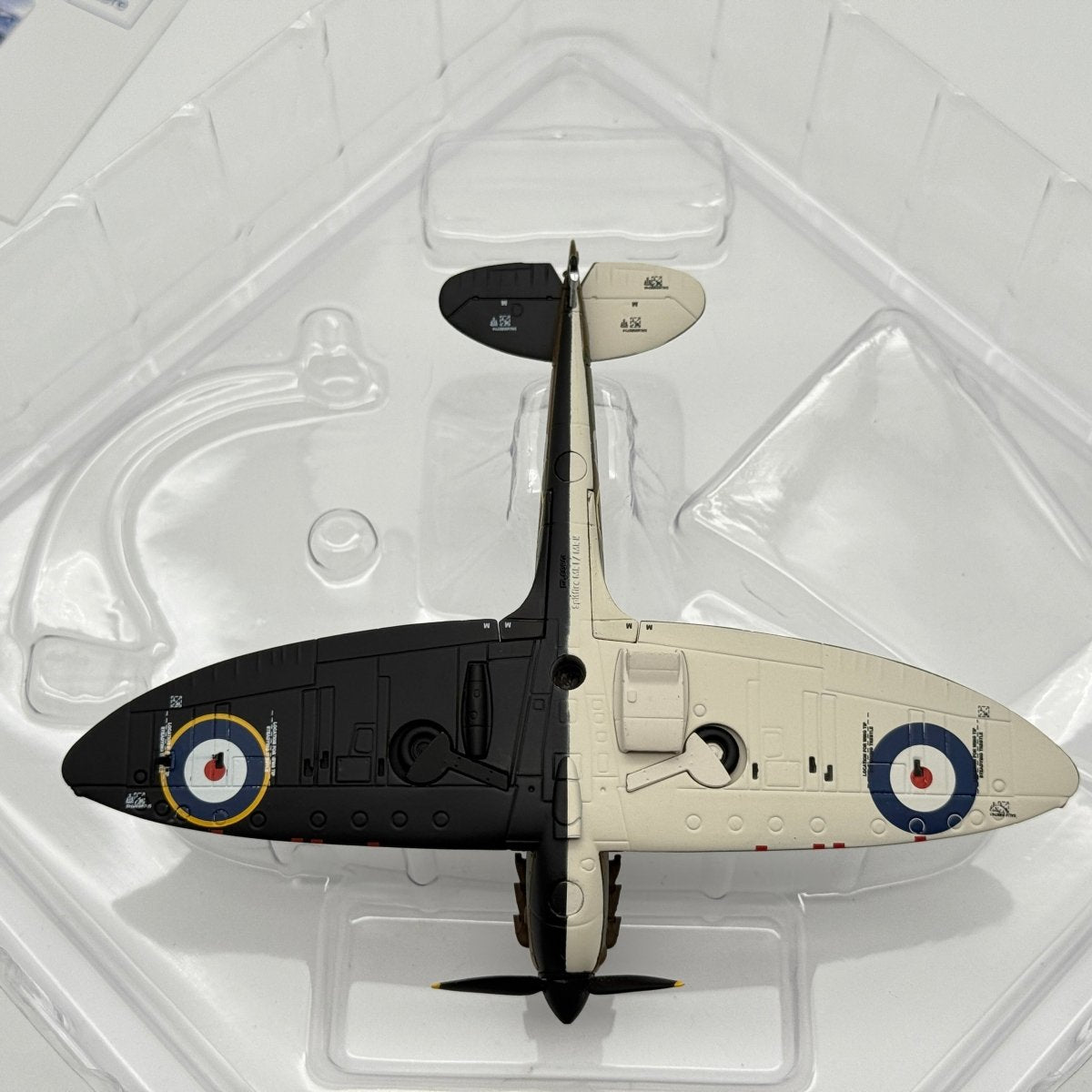 Corgi AA39207 1:72 Supermarine Spitfire Mk I P9374 J Peter Cazenove 92 Sqn 1940 - Corgi