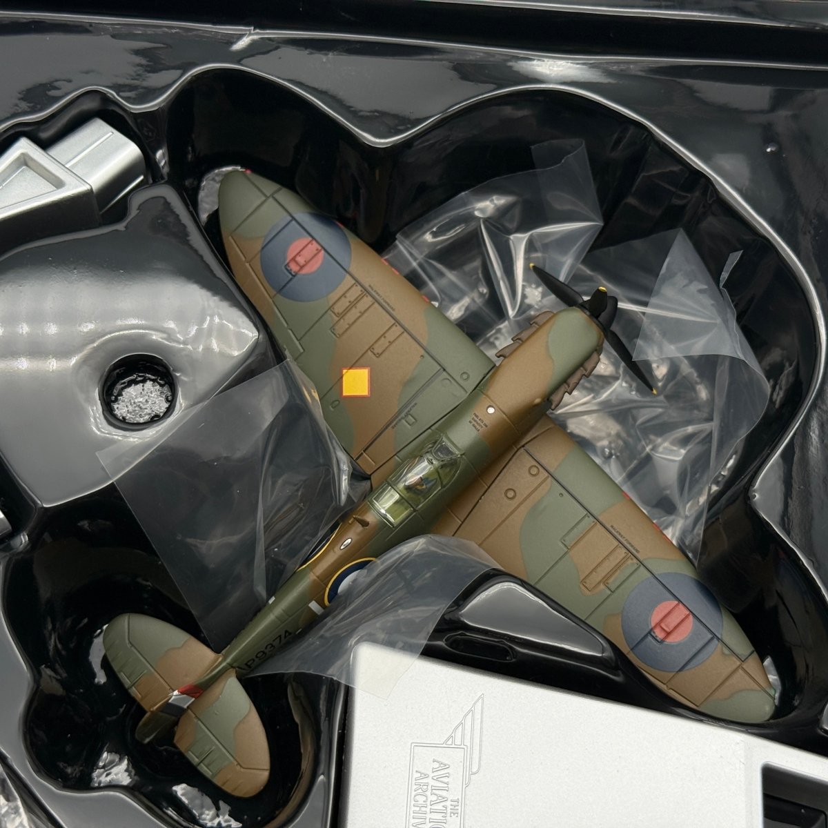 Corgi AA39207 1:72 Supermarine Spitfire Mk I P9374 J Peter Cazenove 92 Sqn 1940 - Corgi