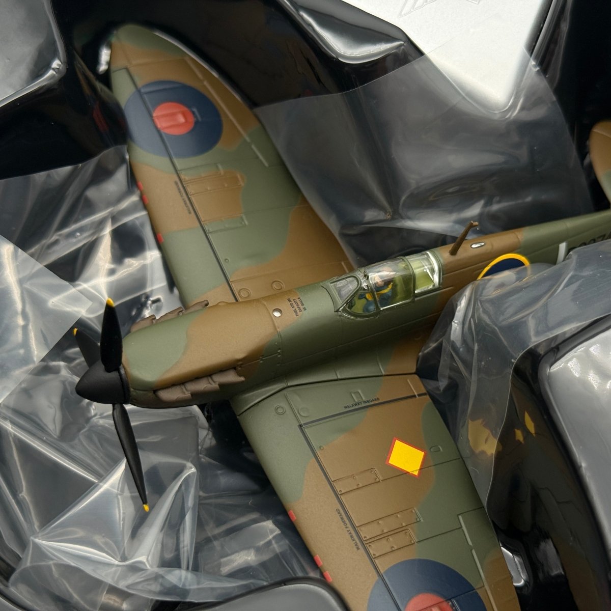 Corgi AA39207 1:72 Supermarine Spitfire Mk I P9374 J Peter Cazenove 92 Sqn 1940 - Corgi