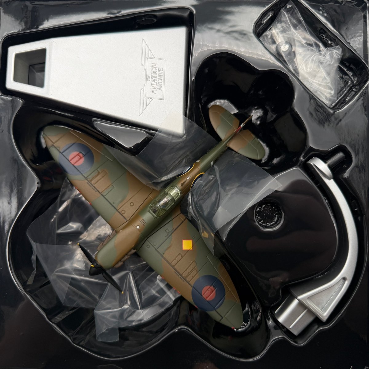 Corgi AA39207 1:72 Supermarine Spitfire Mk I P9374 J Peter Cazenove 92 Sqn 1940 - Corgi