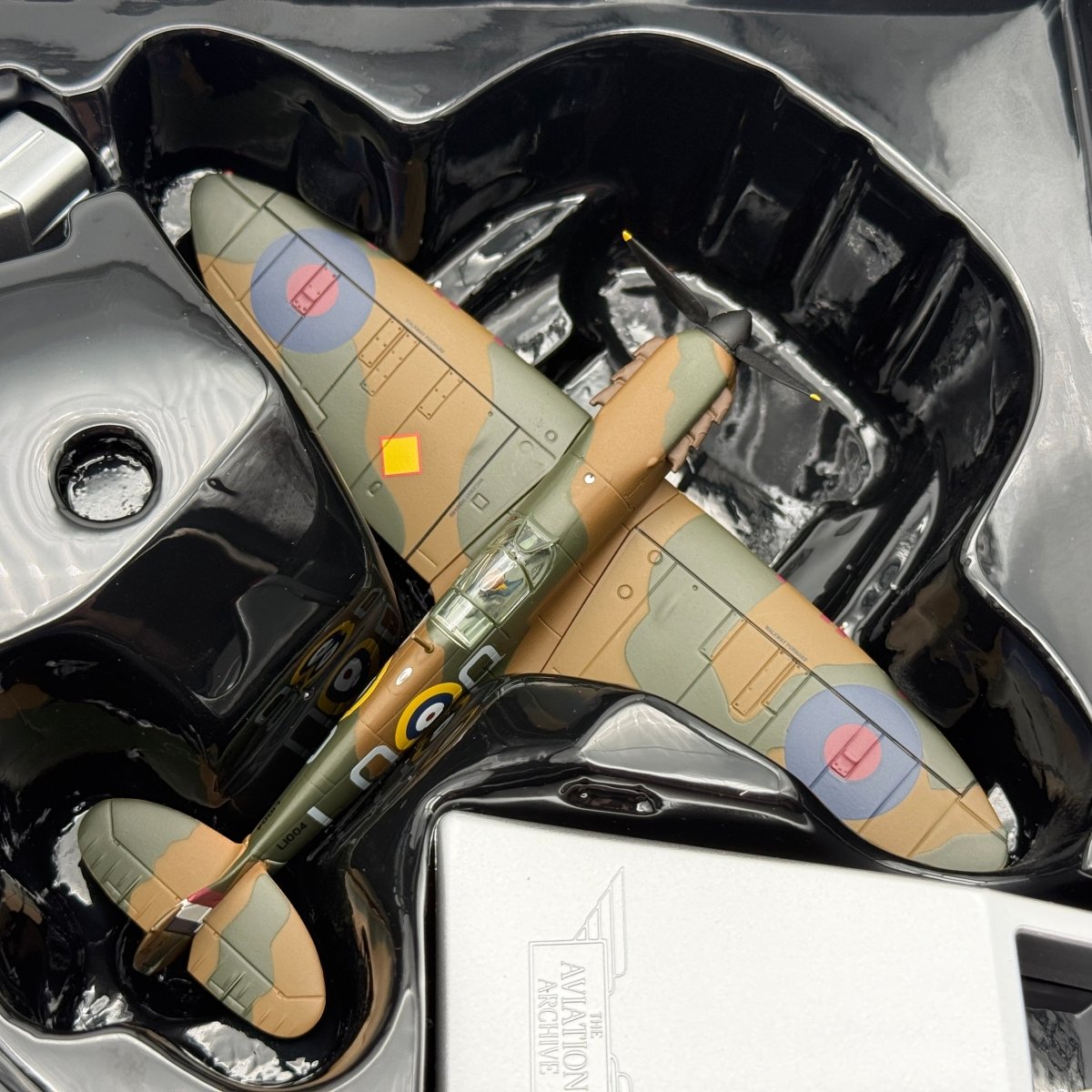 Corgi AA39210 1:72 Supermarine Spitfire Mk I RAF No.602 Sqn Sandy Johnstone - Corgi