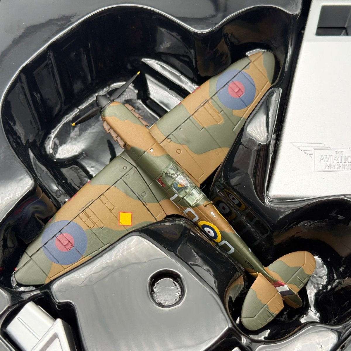 Corgi AA39210 1:72 Supermarine Spitfire Mk I RAF No.602 Sqn Sandy Johnstone - Corgi