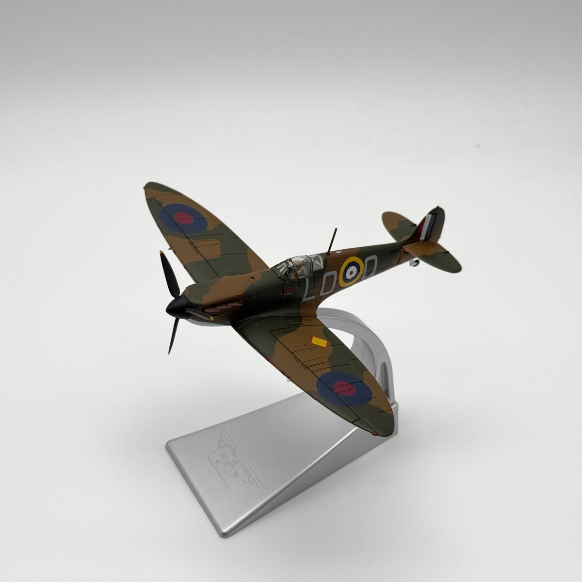 Corgi AA39210 1:72 Supermarine Spitfire Mk I RAF No.602 Sqn Sandy Johnstone - Corgi