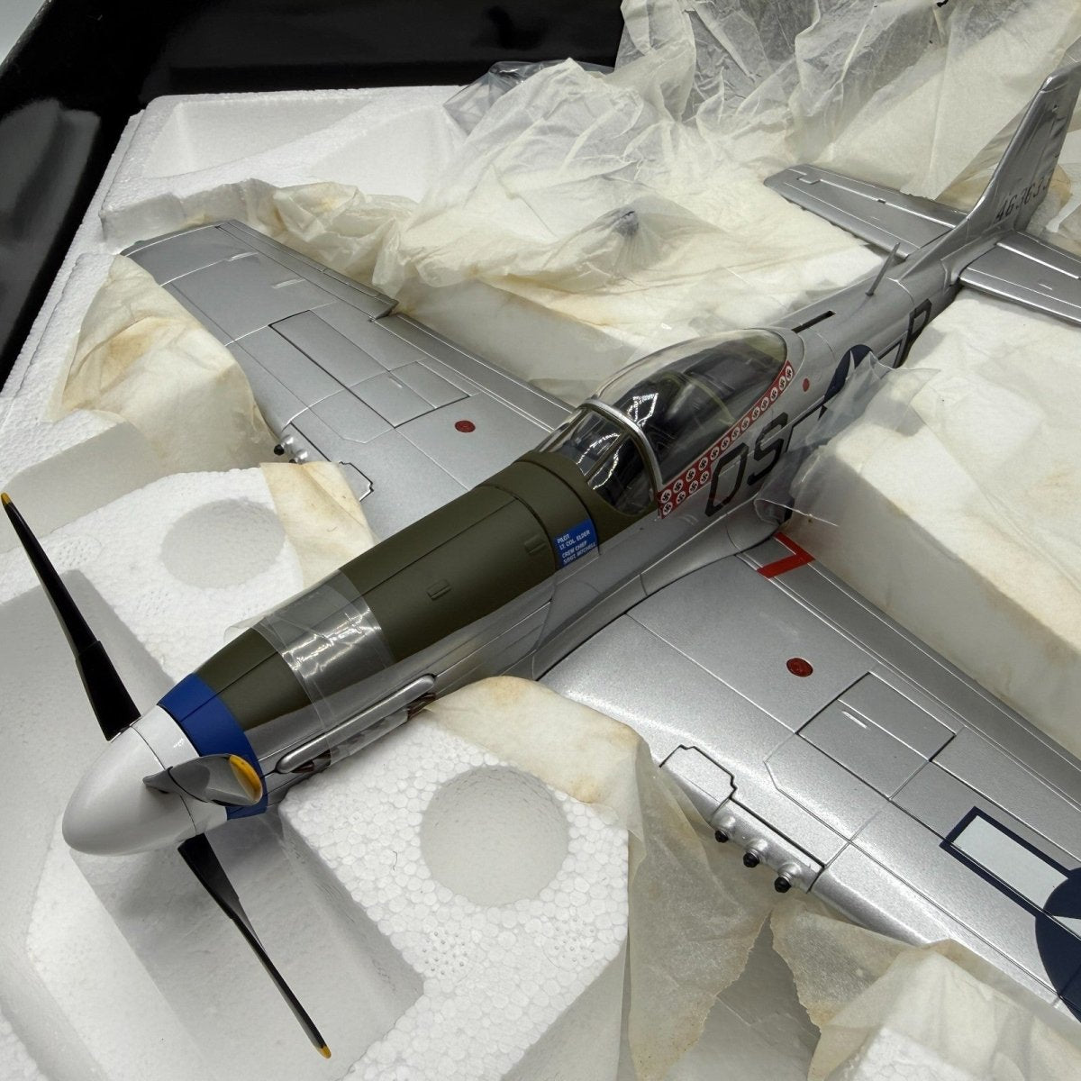 Corgi Aviation 1:32 US34407 P - 51D Mustang, Lt. John L. Elder & Ground Crew - Corgi