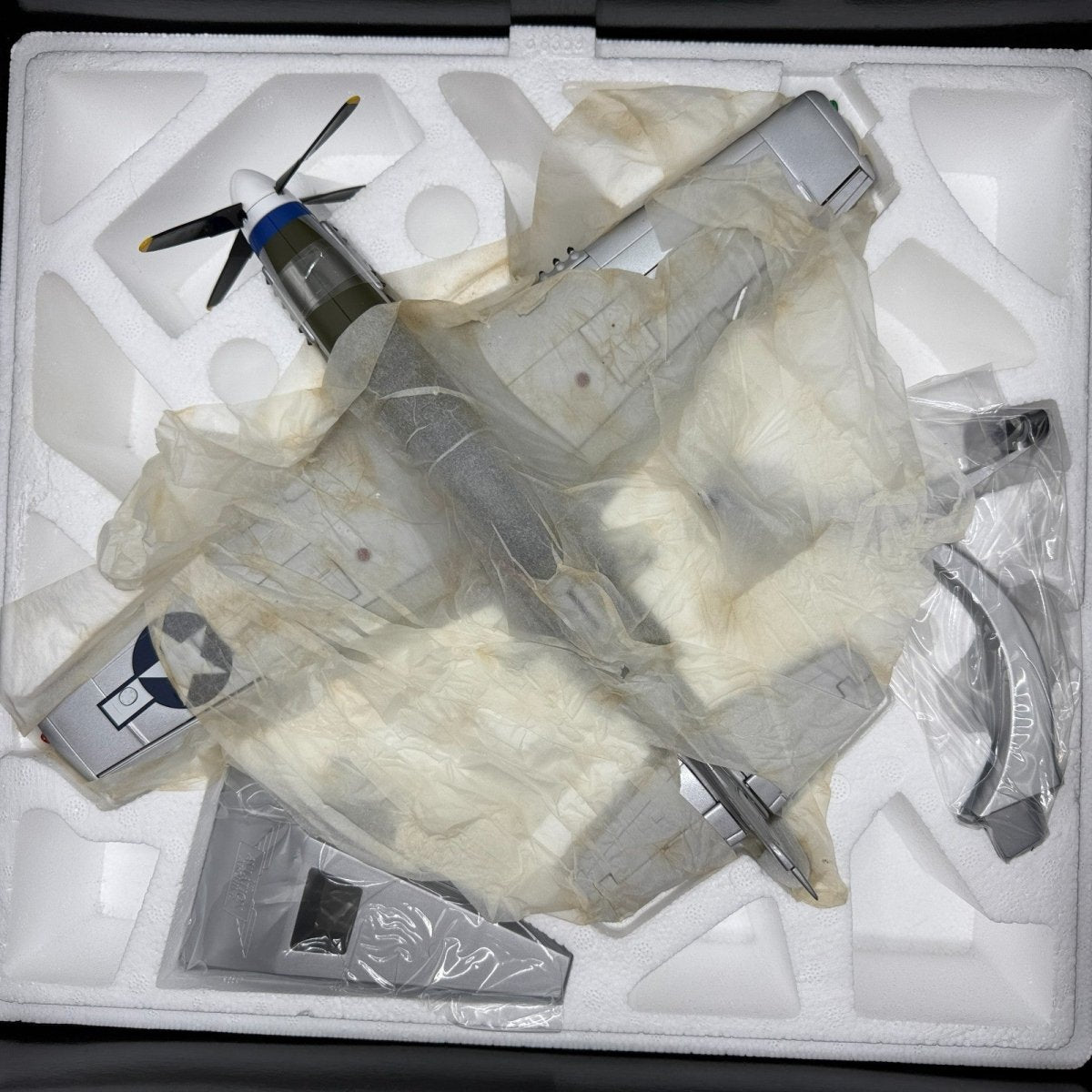 Corgi Aviation 1:32 US34407 P - 51D Mustang, Lt. John L. Elder & Ground Crew - Corgi