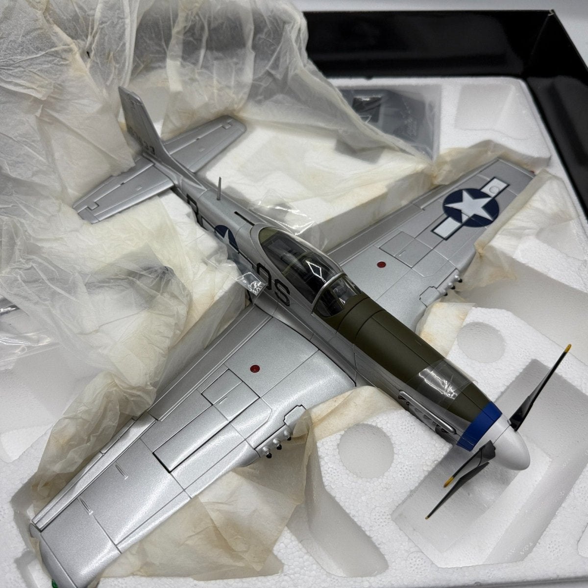 Corgi Aviation 1:32 US34407 P - 51D Mustang, Lt. John L. Elder & Ground Crew - Corgi