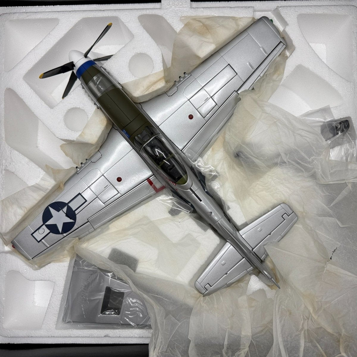 Corgi Aviation 1:32 US34407 P - 51D Mustang, Lt. John L. Elder & Ground Crew - Corgi