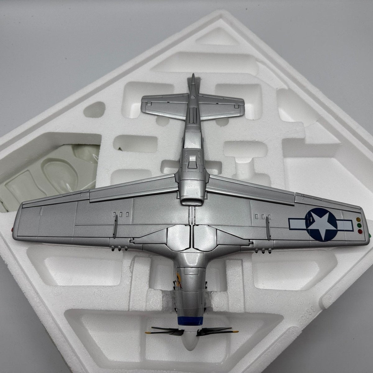 Corgi Aviation 1:32 US34407 P - 51D Mustang, Lt. John L. Elder & Ground Crew - Corgi