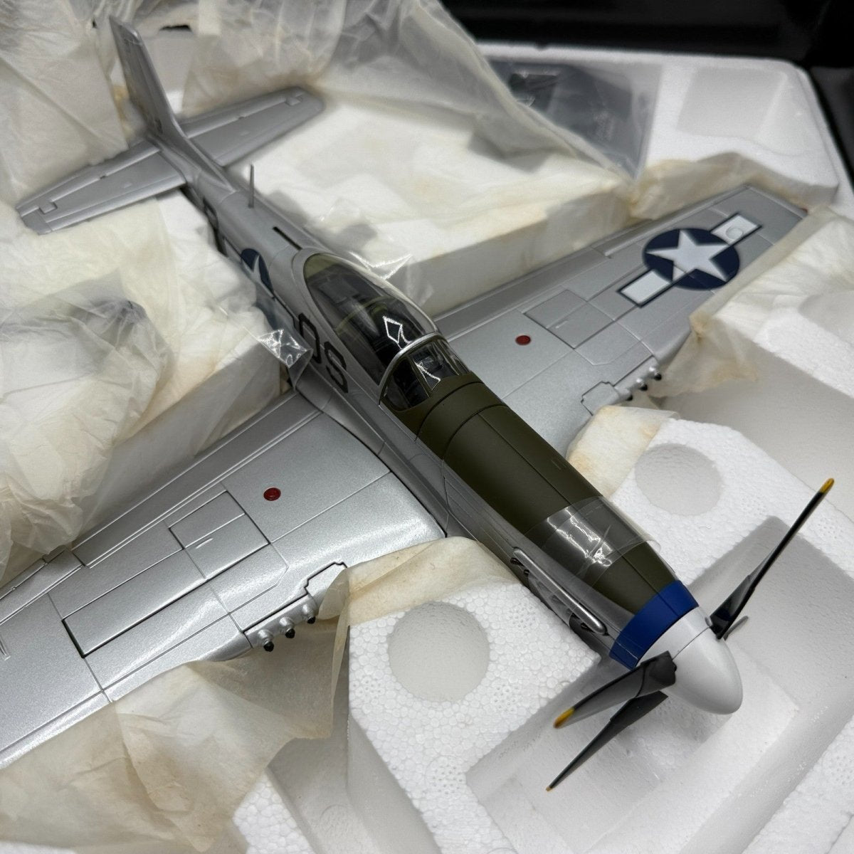 Corgi Aviation 1:32 US34407 P - 51D Mustang, Lt. John L. Elder & Ground Crew - Corgi