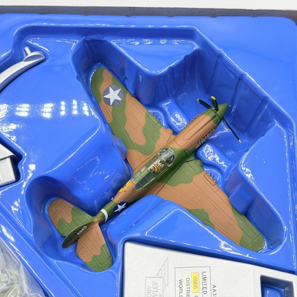 Corgi Aviation 1:72 AA35203 P - 40E Warhawk 'White 86' 3 Sqn RAAF Australia 1942 - Corgi