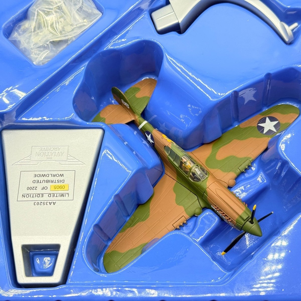 Corgi Aviation 1:72 AA35203 P - 40E Warhawk 'White 86' 3 Sqn RAAF Australia 1942 - Corgi