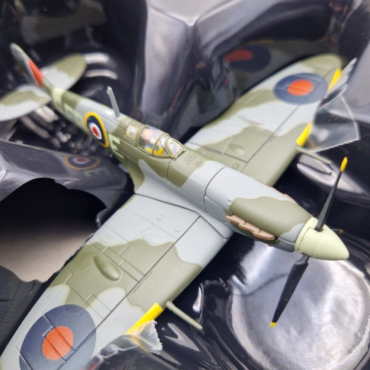 Corgi Aviation Archive 1:72 Supermarine Spitfire Mk.Vb Diecast Model AA31934A - Corgi