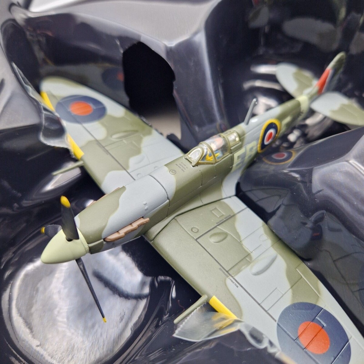 Corgi Aviation Archive 1:72 Supermarine Spitfire Mk.Vb Diecast Model AA31934A - Corgi