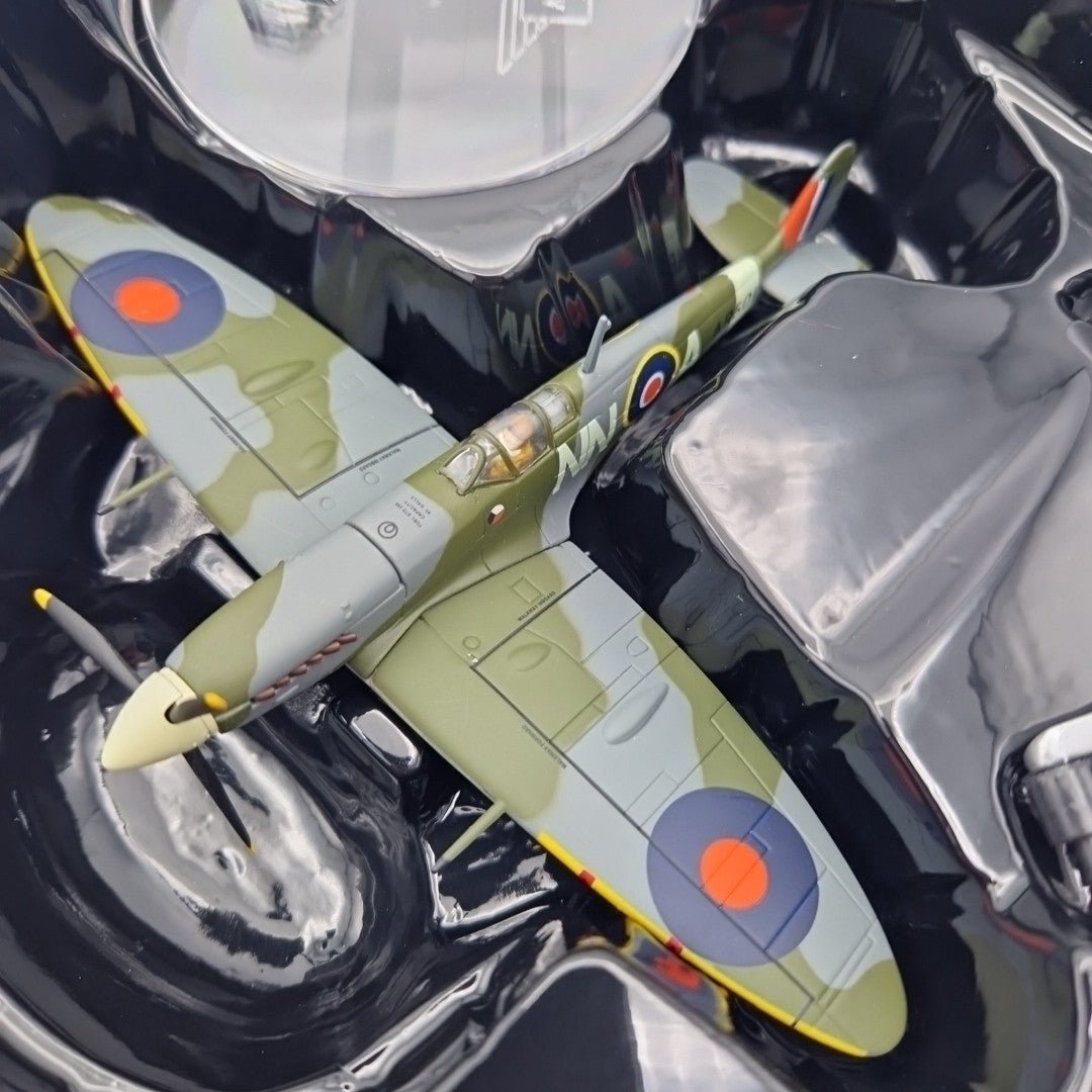 Corgi Aviation Archive 1:72 Spitfire Vc, No.310 (Czech) Sqn, Duxford, Model AA31931 - Corgi