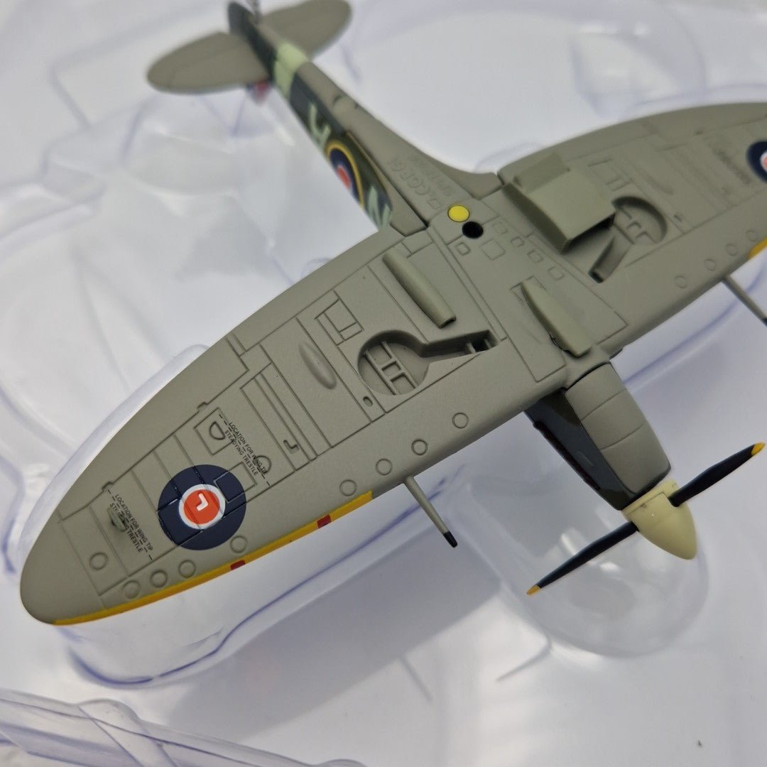 Corgi Aviation Archive 1:72 Spitfire Vc, No.310 (Czech) Sqn, Duxford, Model AA31931 - Corgi