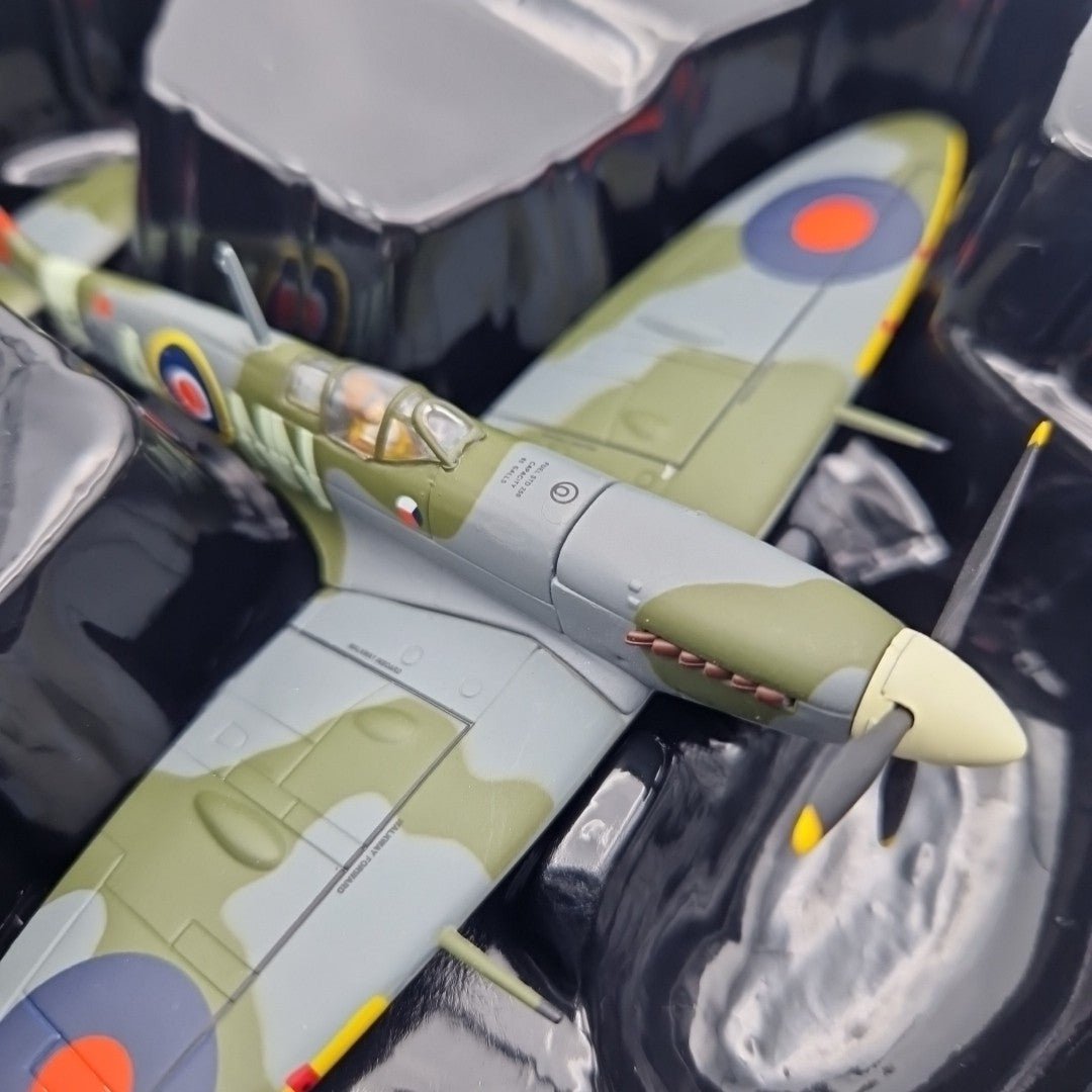 Corgi Aviation Archive 1:72 Spitfire Vc, No.310 (Czech) Sqn, Duxford, Model AA31931 - Corgi