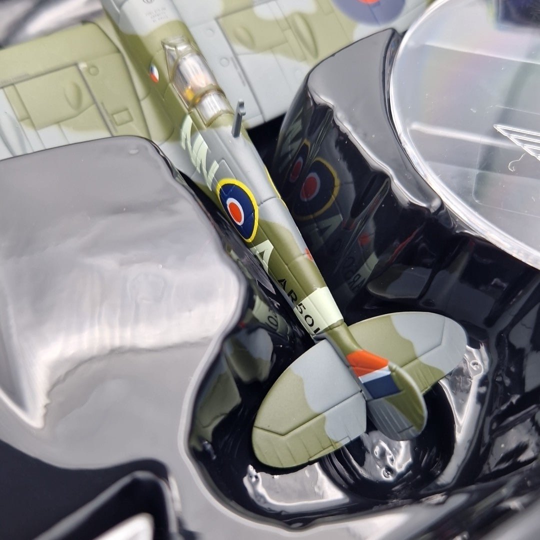 Corgi Aviation Archive 1:72 Spitfire Vc, No.310 (Czech) Sqn, Duxford, Model AA31931 - Corgi