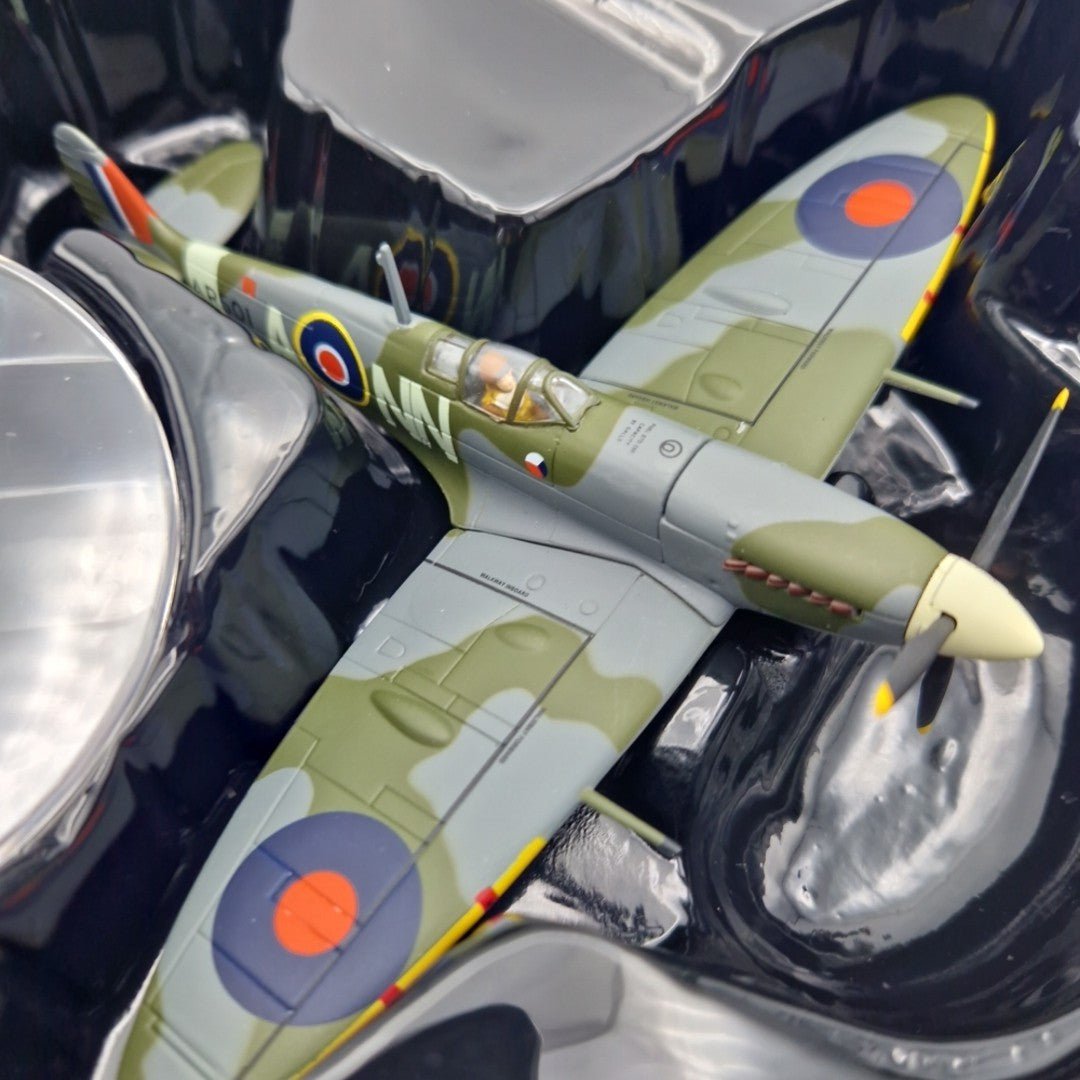 Corgi Aviation Archive 1:72 Spitfire Vc, No.310 (Czech) Sqn, Duxford, Model AA31931 - Corgi