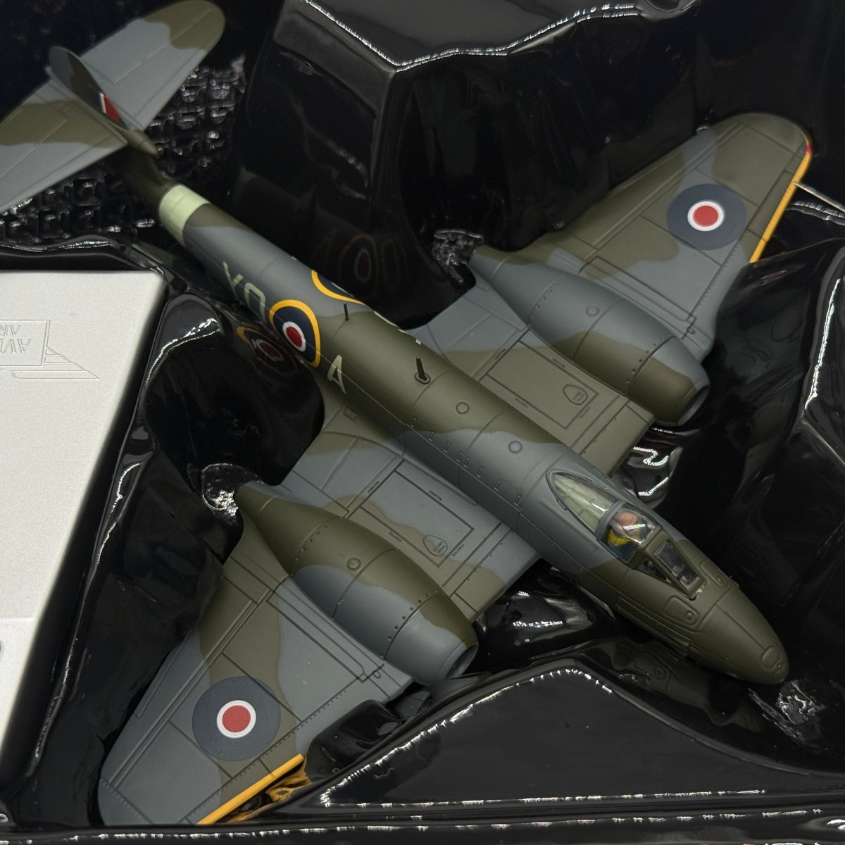 Corgi Aviation AA27401 1:72 Gloster Meteor F.Mk 3 No.616 Sqn EE246 1945 - Corgi