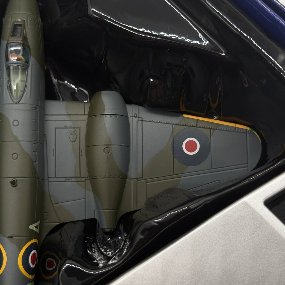 Corgi Aviation AA27401 1:72 Gloster Meteor F.Mk 3 No.616 Sqn EE246 1945 - Corgi
