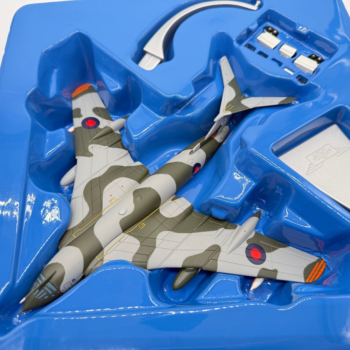 Corgi Aviation AA31601 1:144 Handley Page Victor K.2 Falklands - Corgi