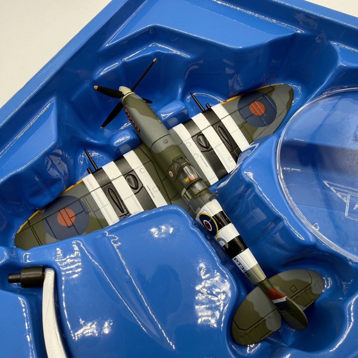 Corgi Aviation AA31921 1:72 Spitfire LF IX & 1:24 Merlin Engine, RCAF 1944 - Corgi