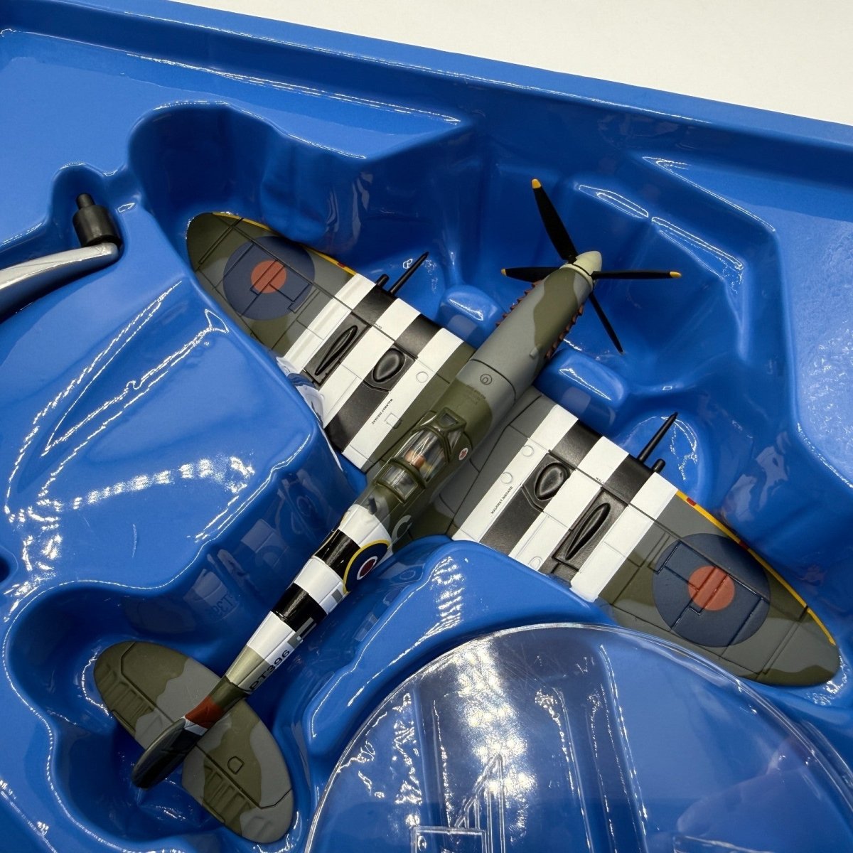 Corgi Aviation AA31921 1:72 Spitfire LF IX & 1:24 Merlin Engine, RCAF 1944 - Corgi