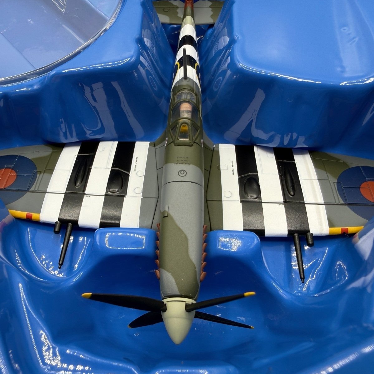 Corgi Aviation AA31921 1:72 Spitfire LF IX & 1:24 Merlin Engine, RCAF 1944 - Corgi