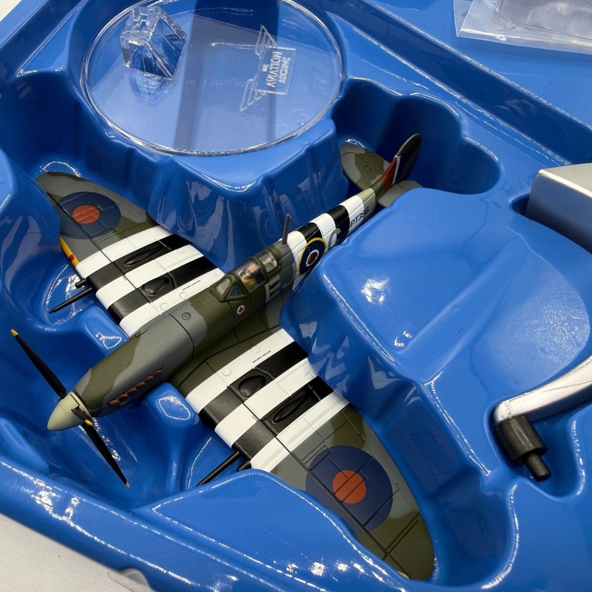 Corgi Aviation AA31921 1:72 Spitfire LF IX & 1:24 Merlin Engine, RCAF 1944 - Corgi