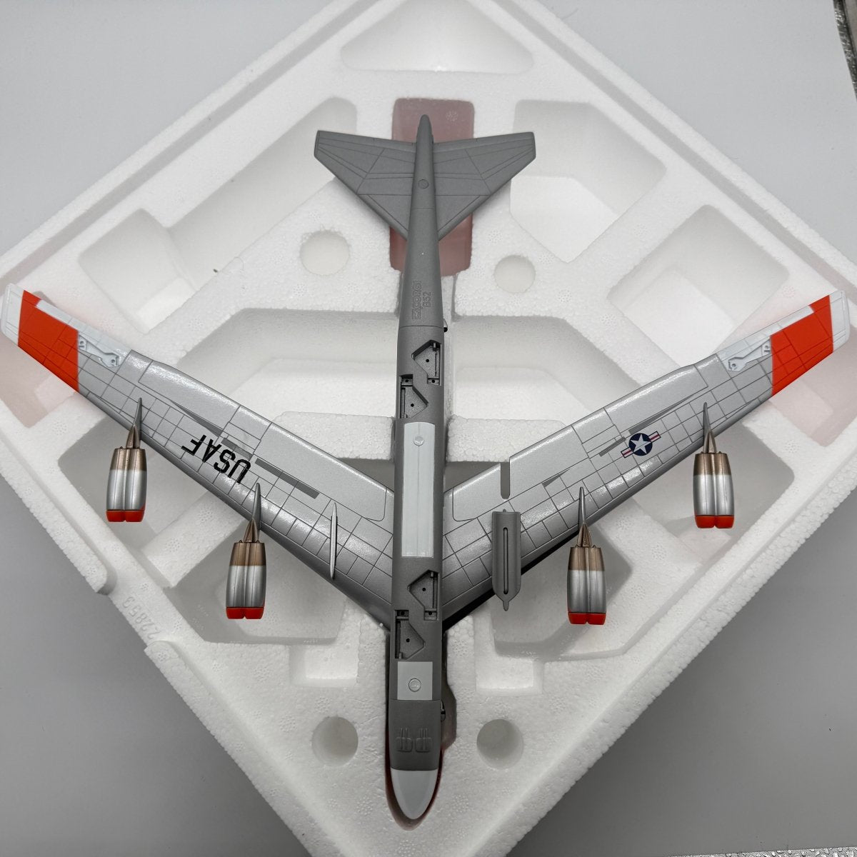 Corgi Aviation AA33504 1:144 B - 52 with X - 15 Edwards AFB - Corgi