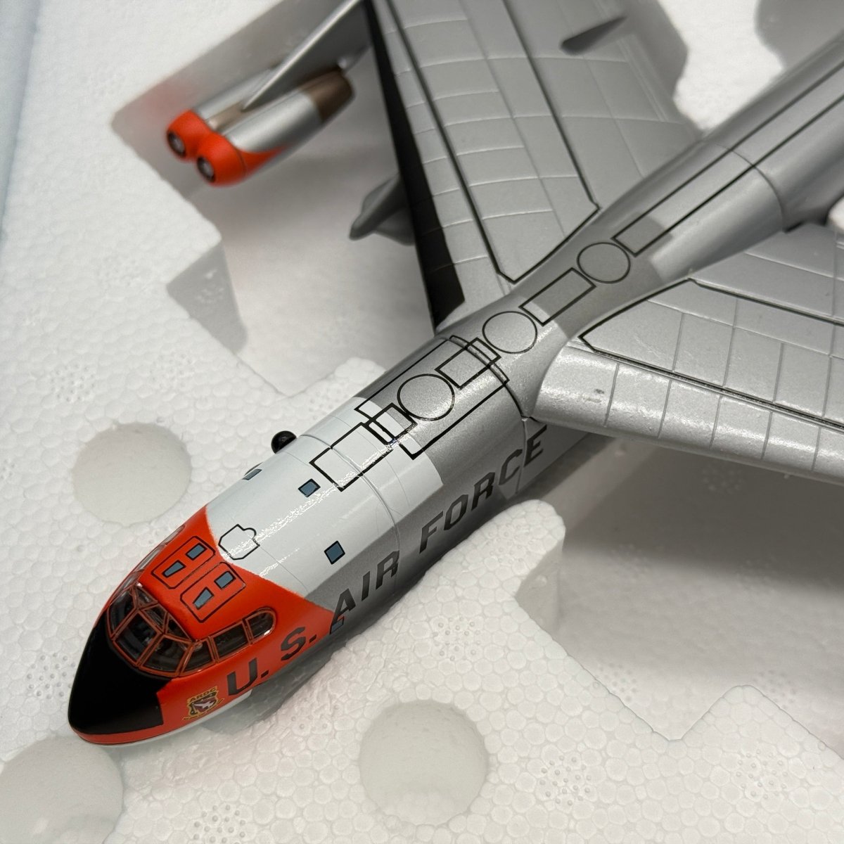 Corgi Aviation AA33504 1:144 B - 52 with X - 15 Edwards AFB - Corgi