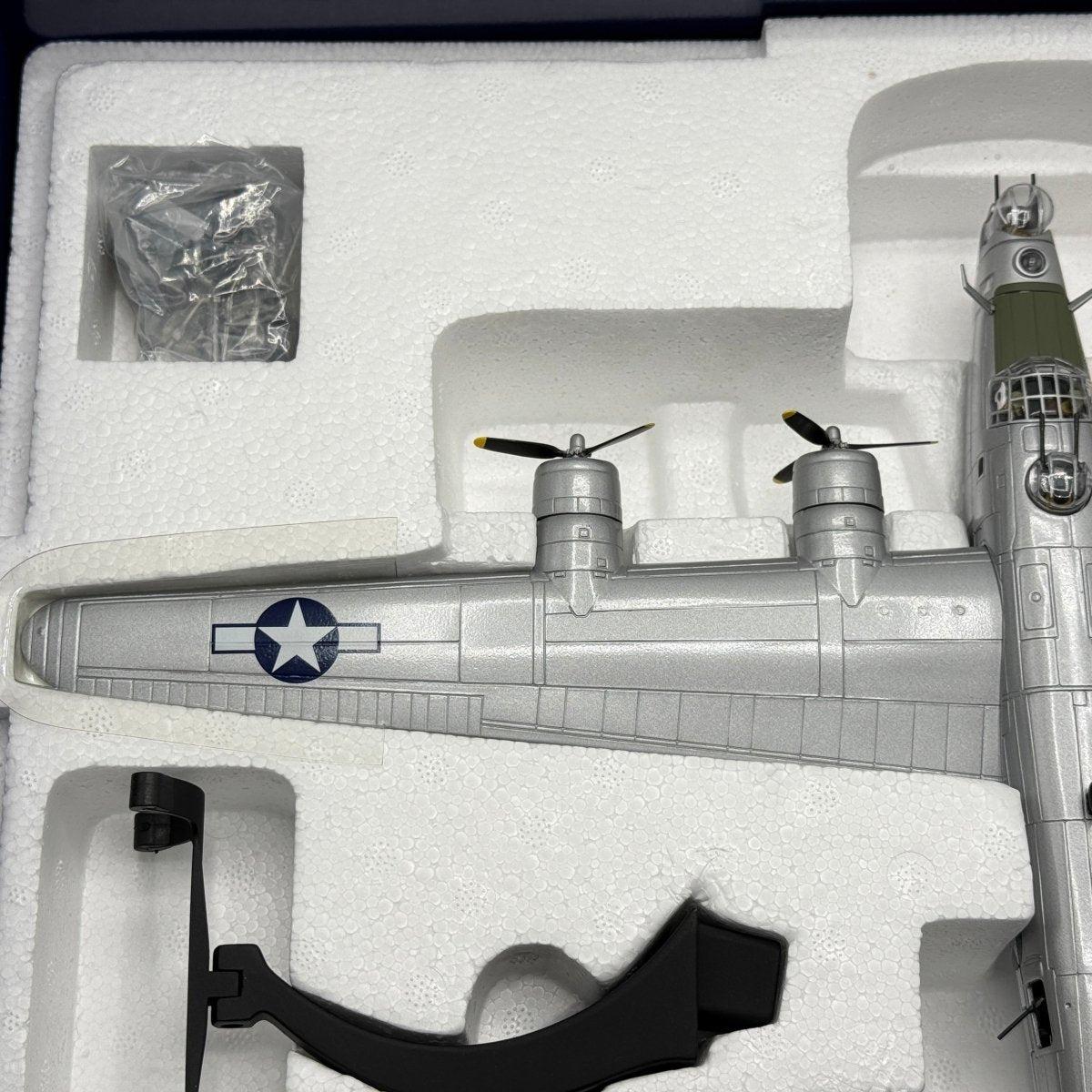 Corgi Aviation AA34001 1:72 Consolidated B - 24J Liberator 'The Dragon and his Tail' - Corgi