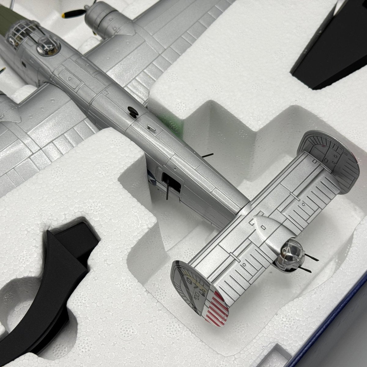 Corgi Aviation AA34001 1:72 Consolidated B - 24J Liberator 'The Dragon and his Tail' - Corgi