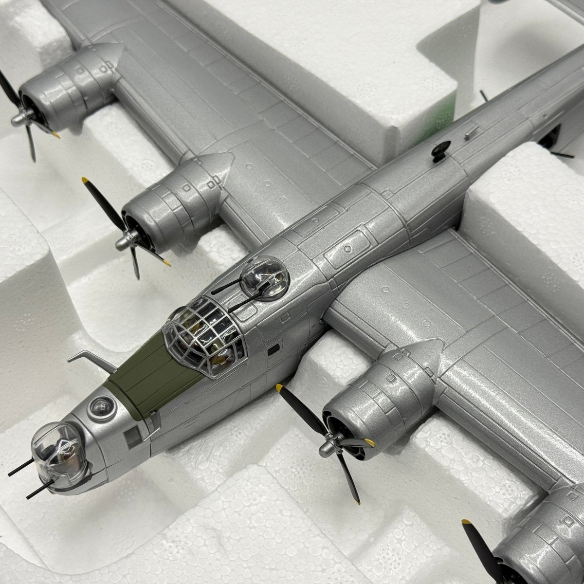 Corgi Aviation AA34001 1:72 Consolidated B - 24J Liberator 'The Dragon and his Tail' - Corgi
