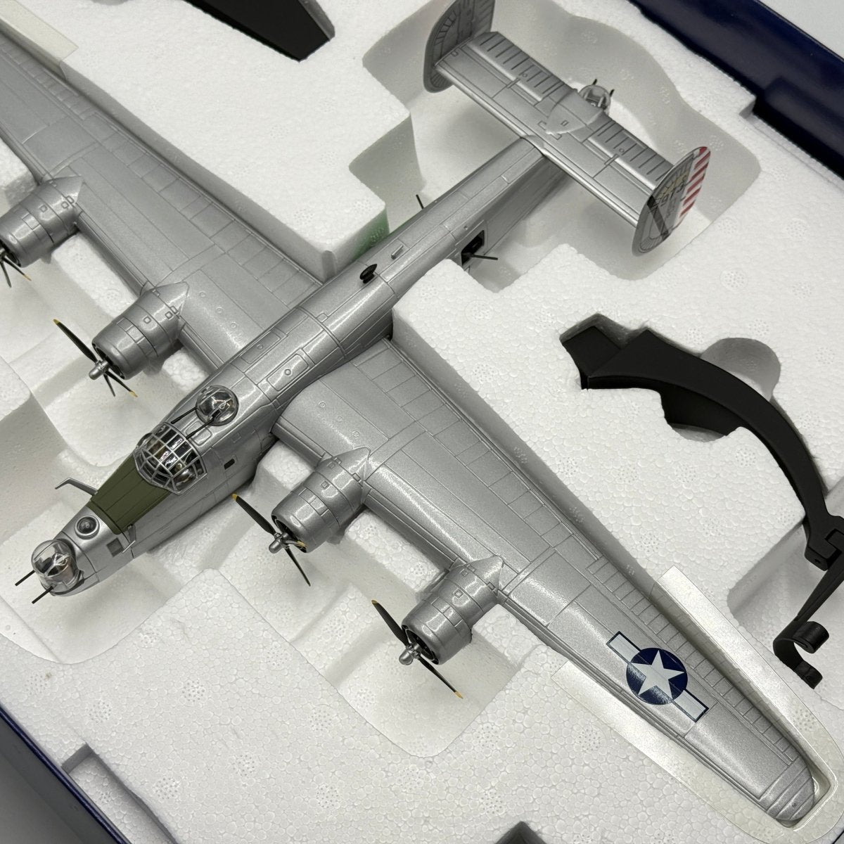 Corgi Aviation AA34001 1:72 Consolidated B - 24J Liberator 'The Dragon and his Tail' - Corgi