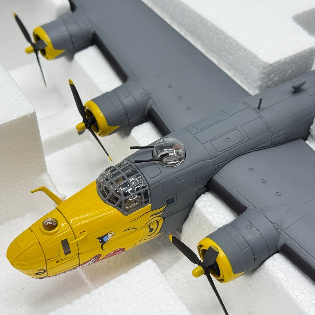 Corgi Aviation AA34015 1:72 Consolidated B - 24H Liberator USAAF 459th BG - Corgi