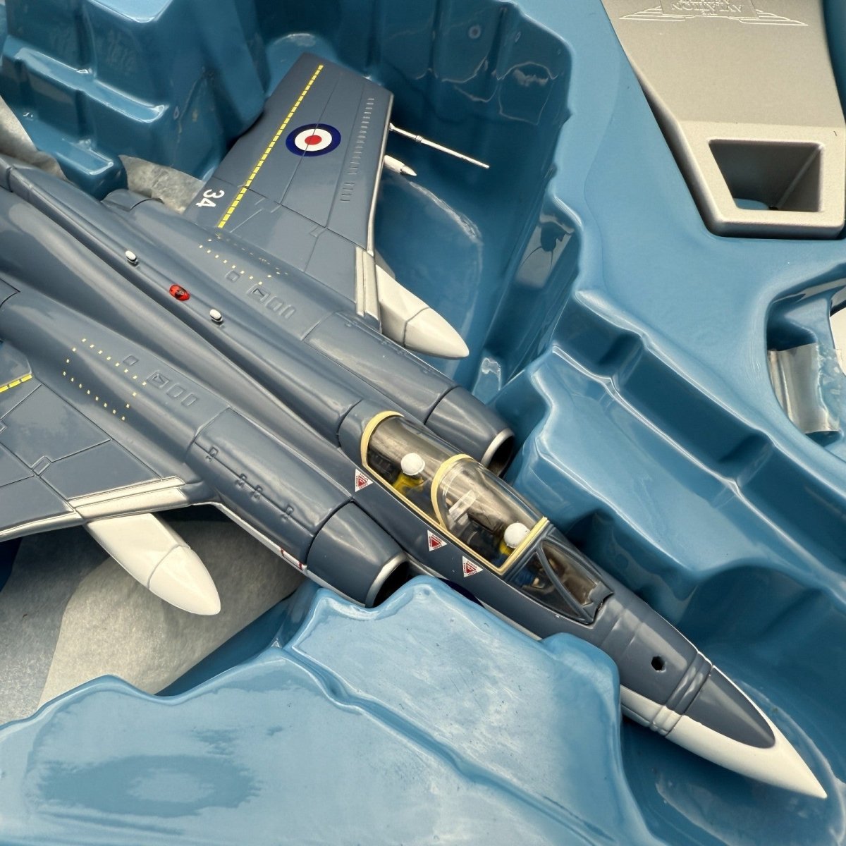 Corgi Aviation AA34103 1:72 Blackburn Buccaneer Royal Navy HMS Victorious - Corgi