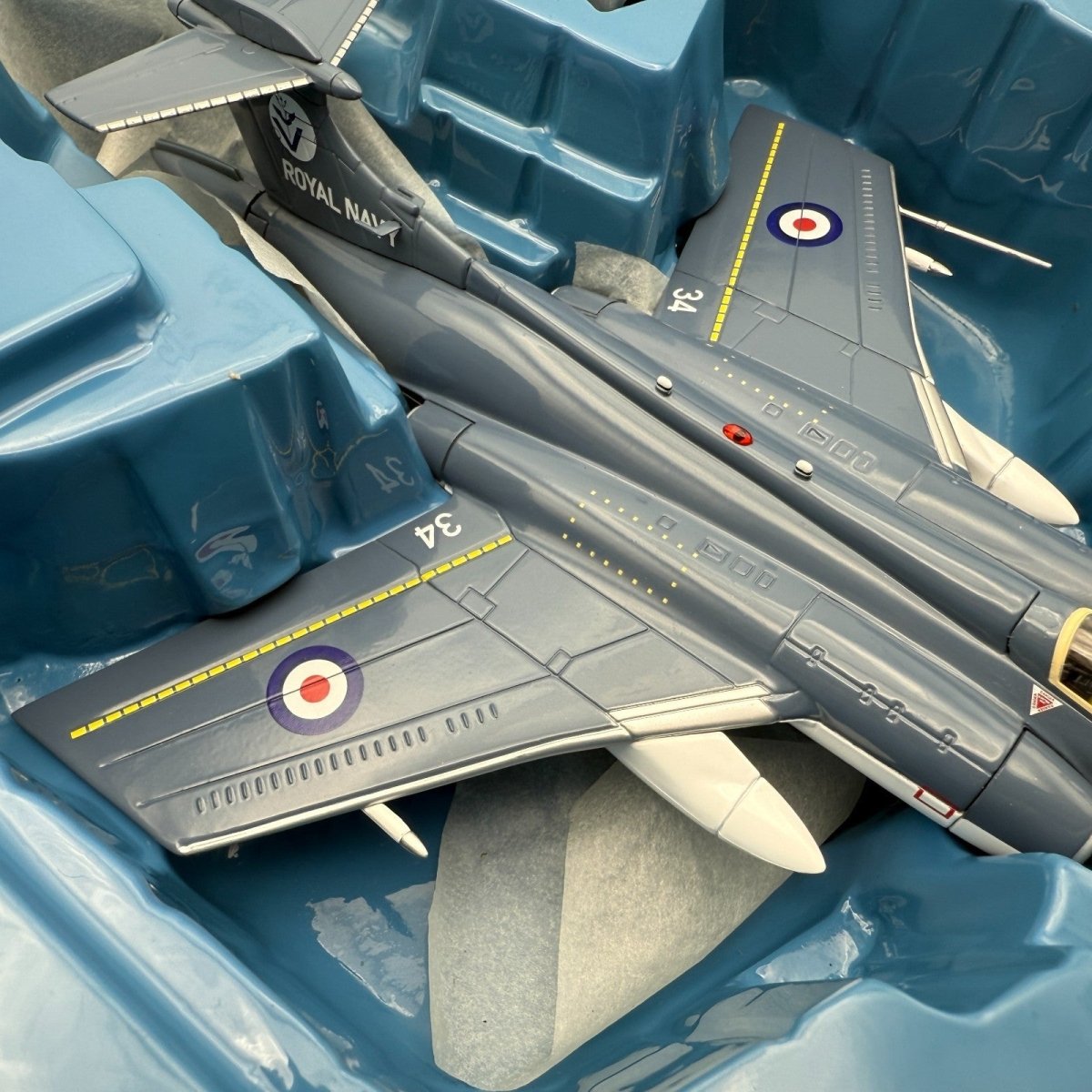 Corgi Aviation AA34103 1:72 Blackburn Buccaneer Royal Navy HMS Victorious - Corgi