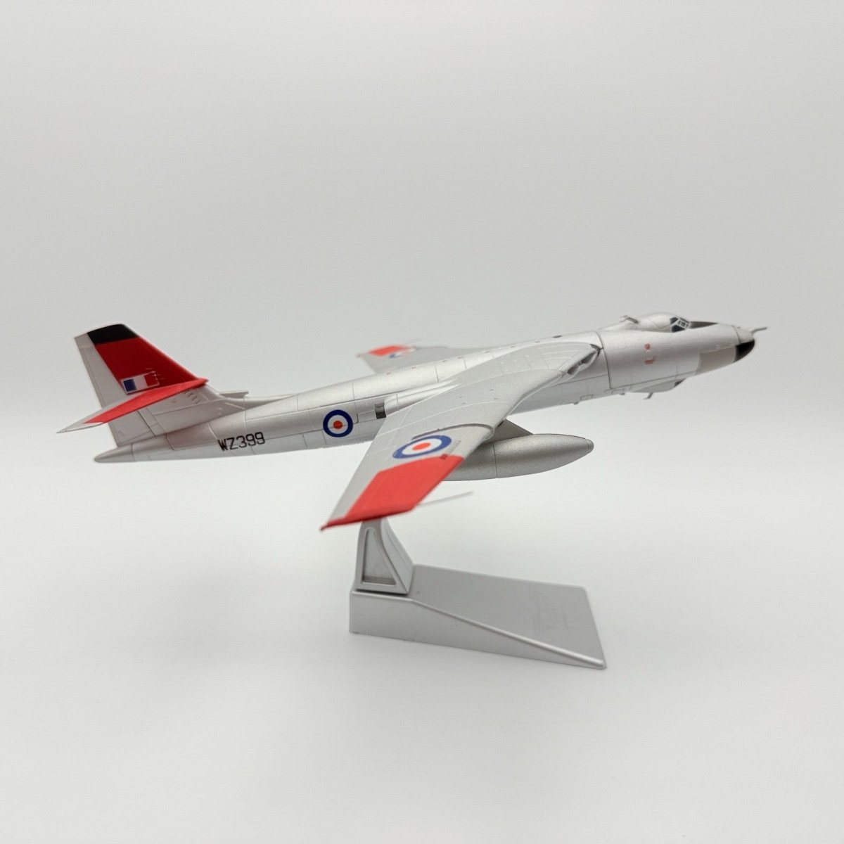 Corgi Aviation AA39404 1:114 Vickers Valiant B(PR)MK.1, 543 Sqn RAF Wyton FAULTS - Corgi