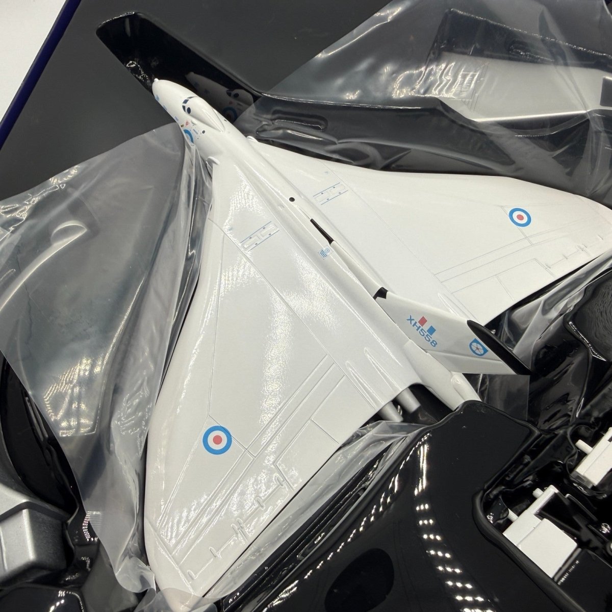 Corgi Aviation Archive 1:144 AA31208 Vulcan B.2 XH558, 230 OCU, RAF Waddington - Corgi