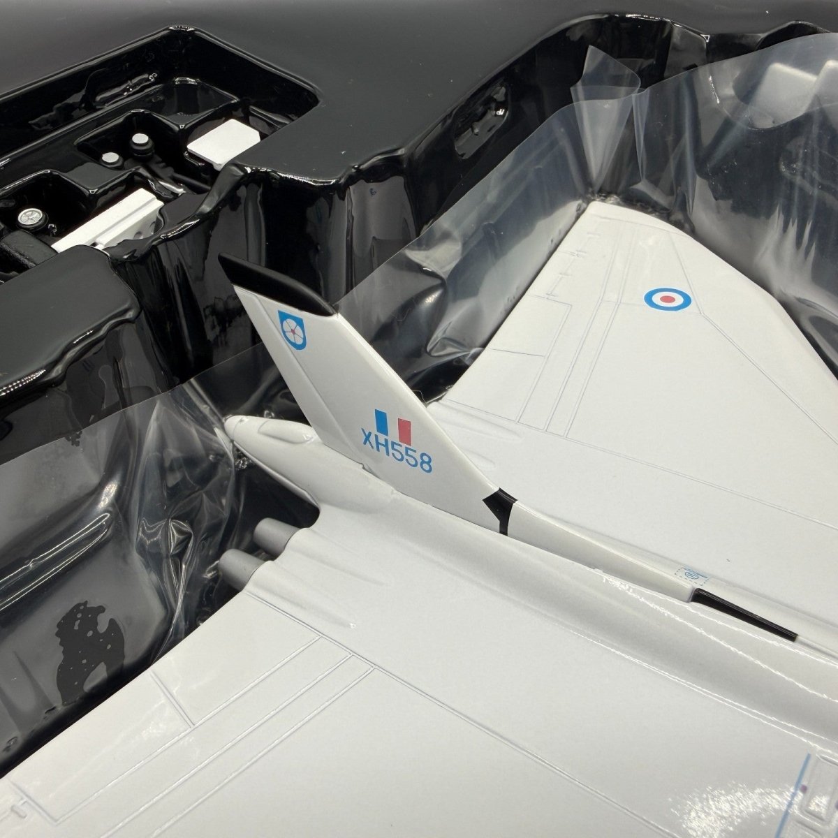 Corgi Aviation Archive 1:144 AA31208 Vulcan B.2 XH558, 230 OCU, RAF Waddington - Corgi