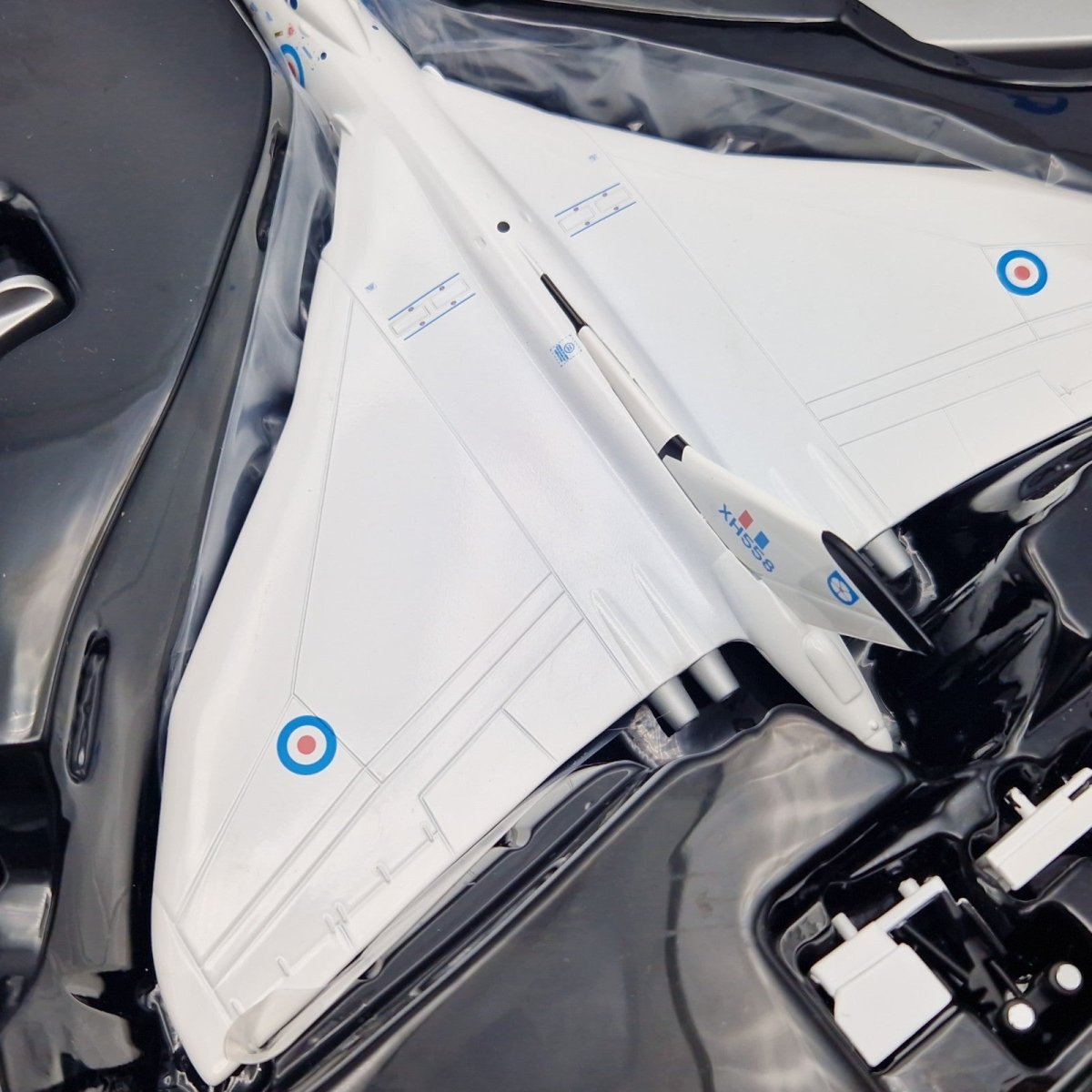Corgi Aviation Archive 1:144 Avro Vulcan B.2 XH558 230 OCU AA31208 - Corgi